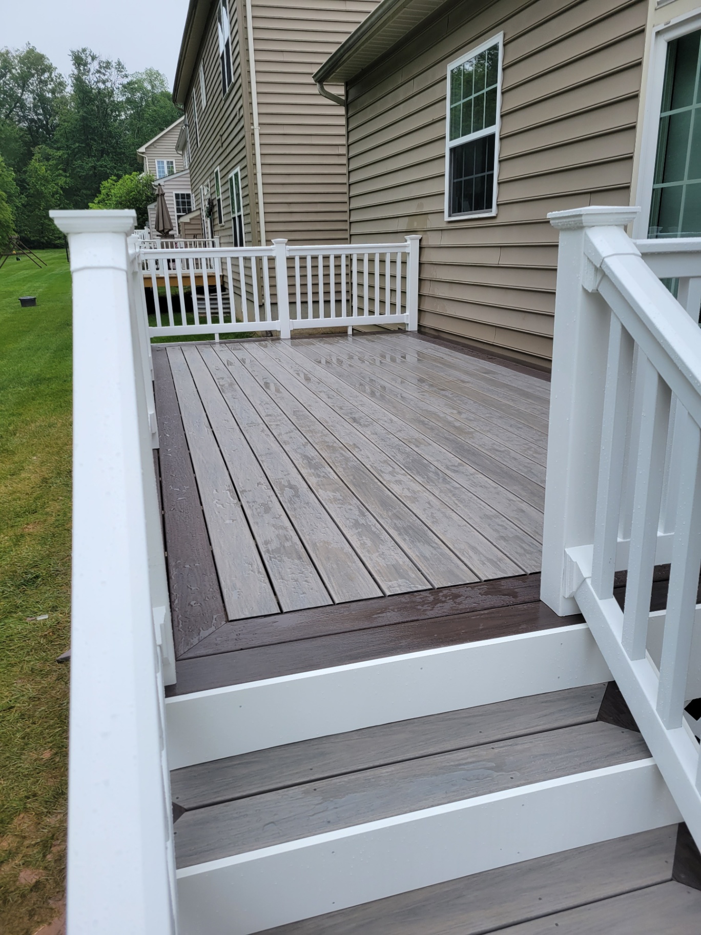 Two-tone composite deck with picture-frame border